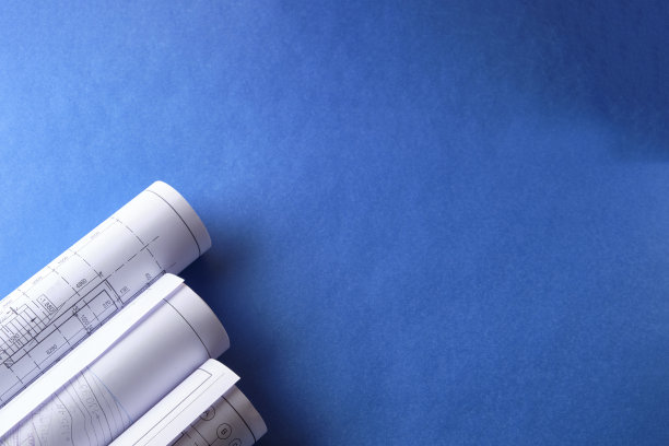 滚动工程图纸在蓝色背景与复制空间图片下载