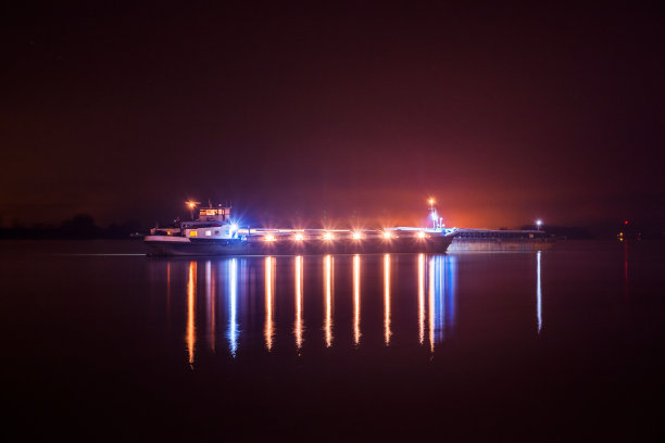 夜间港口的工业游船图片下载