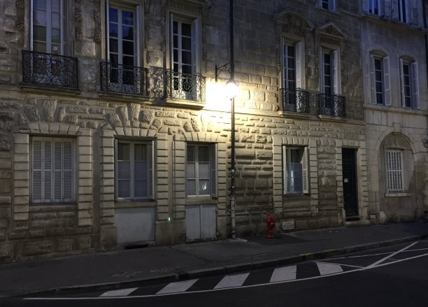 第戎夜晚的历史古城——勃艮第，法国图片下载