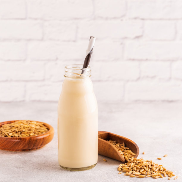 一瓶燕麦牛奶和燕麦图片下载