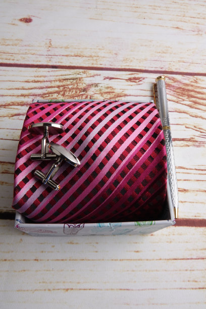 父亲节概念礼物盒，领带，袖扣和钢笔。图片下载