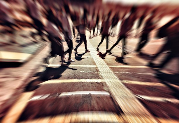 一群人走路的模糊运动视图图片下载