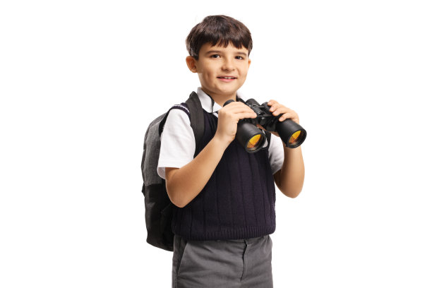 一个男生拿着望远镜看着摄像机图片下载