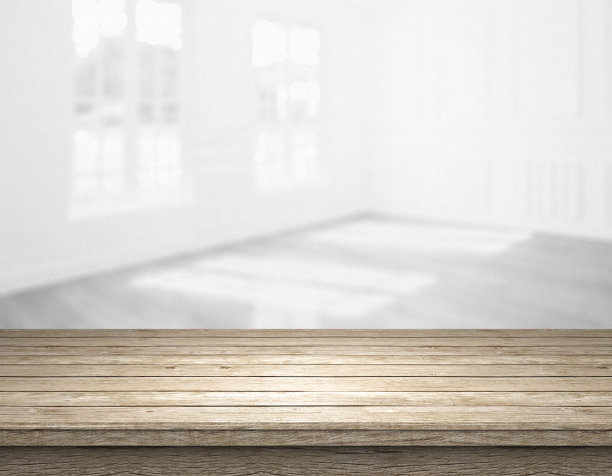 模糊的房间前面是粗糙的空白木制桌面图片下载