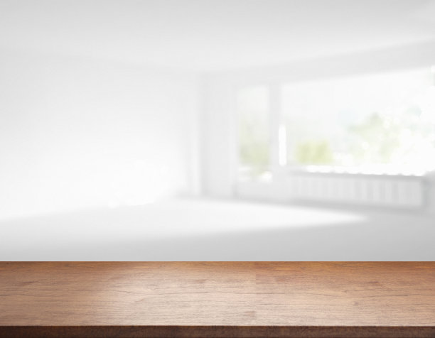 模糊的房间前面是粗糙的空白木制桌面图片下载