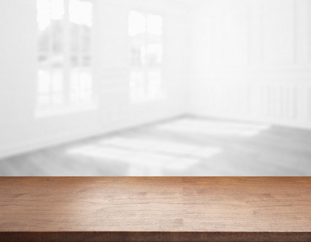 模糊的房间前面是粗糙的空白木制桌面图片下载