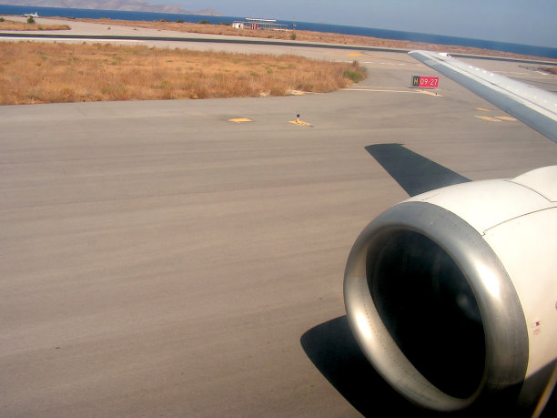 在希腊克里特岛附近的赫拉克里翁机场上的飞机涡轮和机翼图片下载