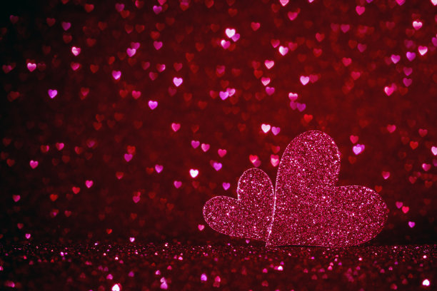 情人节背景与两个粉色的心和文本复制空间，是我和爱的概念图片下载