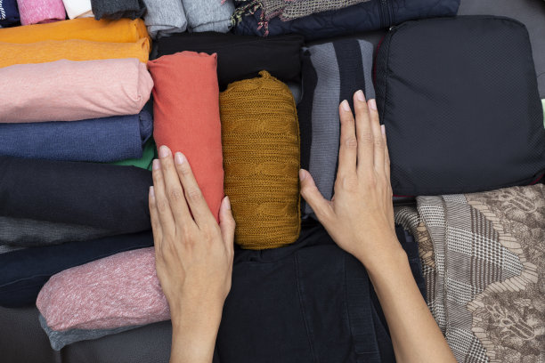 女人手收拾行李为一个新的旅程和旅行的长周末图片下载