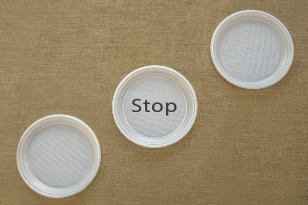 帆布上的三个塑料板。字停止。图片下载