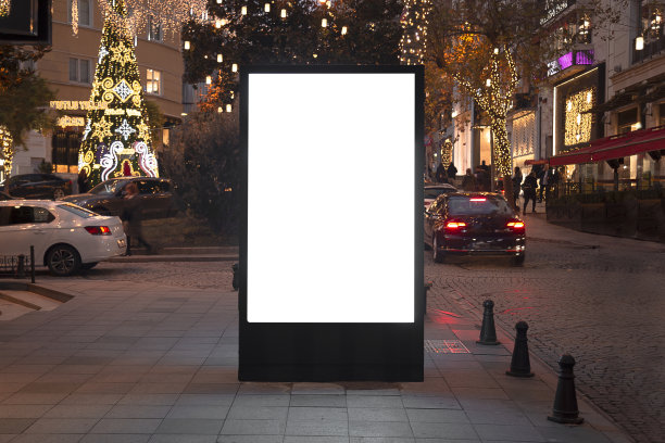 夜晚街道上的空白广告牌图片下载