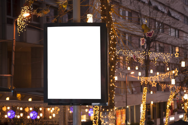 夜晚街道上的空白广告牌图片下载