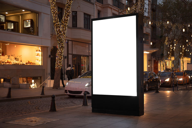 夜晚街道上的空白广告牌图片下载