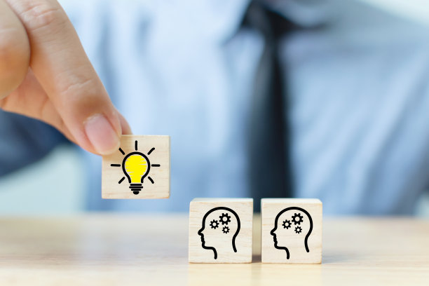 概念、创意、想法和创新。手工挑选的木方块头部人类符号和灯泡图标图片下载
