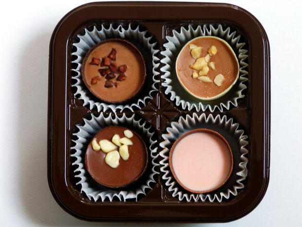 在棕色的塑料托盘中分离出精致的比利时巧克力点心图片下载