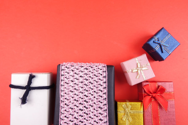 爱的概念:礼品盒孤立在红色背景。本空间图片下载