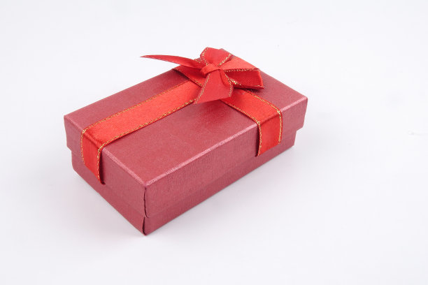 爱的概念:礼盒孤立在白色背景。本空间图片下载