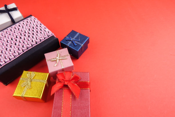 爱的概念:礼品盒孤立在红色背景。本空间图片下载