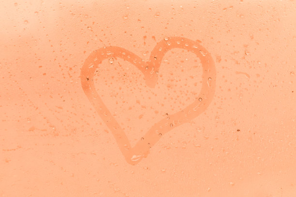 孩子的图片或图形的心在橙色或粉红色的晚上或早晨玻璃与滴图片下载