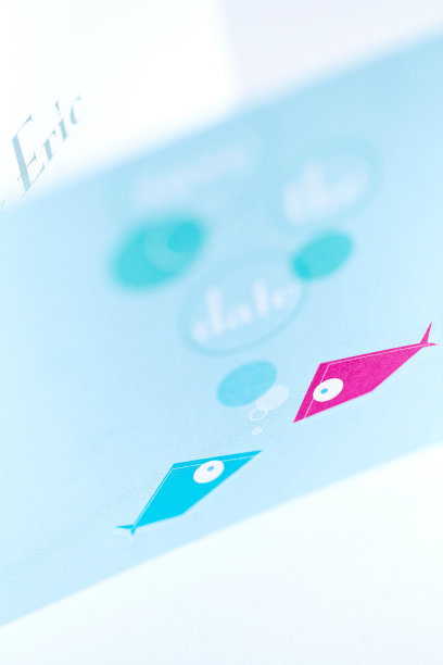 蓝色水上拍摄婚纱照图片下载