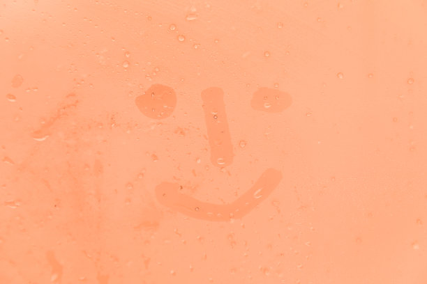 在橙色或粉红色的傍晚或早晨的玻璃上挂着的笑脸的图画或人物图片下载