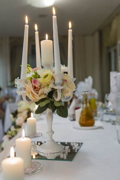 婚礼餐桌上的婚礼装饰。新婚夫妇在餐馆装饰餐桌。图片下载