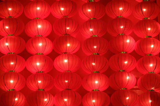 背景是中国农历新年的装饰品红灯笼挂在墙上。图片下载
