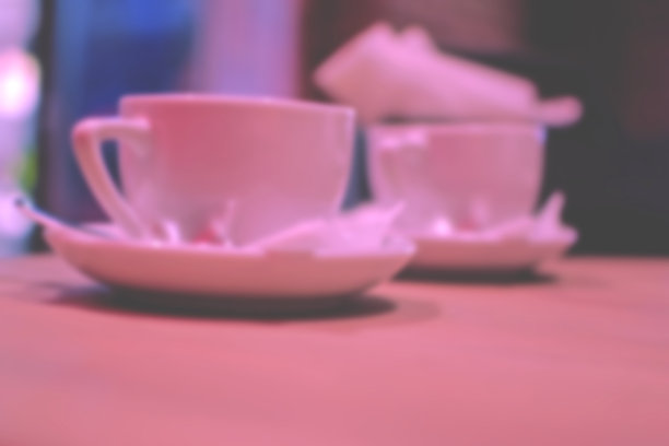 模糊的背景:桌上的一杯咖啡或茶。图片下载