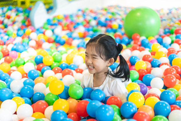 球池里的可爱女孩图片下载