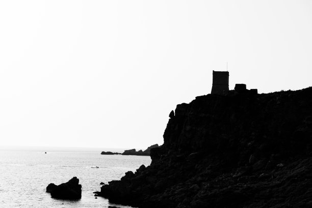 黑暗的照片的岩石和塔顶在海上图片下载