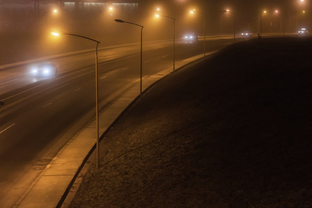 汽车在大雾天气下高速公路交通运输危险图片下载