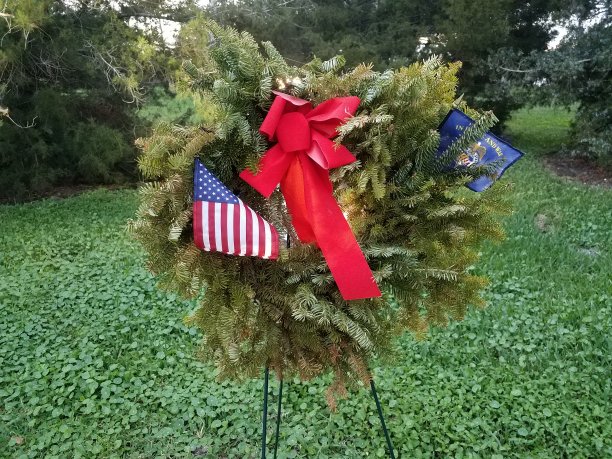 绿色的花环，红色的蝴蝶结和美国退伍军人的旗帜图片下载