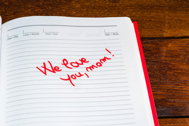 母亲节概念。给妈妈写点私事。我们爱您，妈妈。图片下载