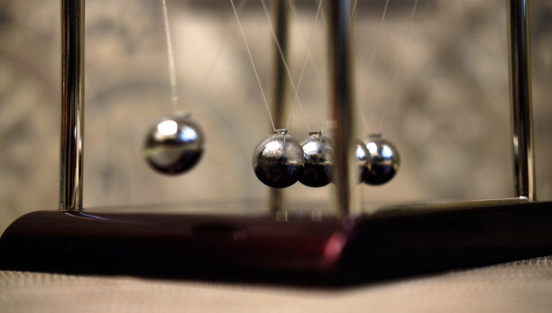 牛顿的摇篮-平衡的商业标志。金属球摆。图片下载