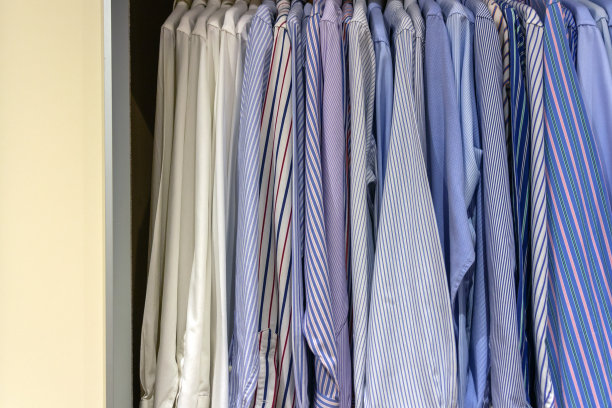 衣橱里的浅色男式衬衫图片下载