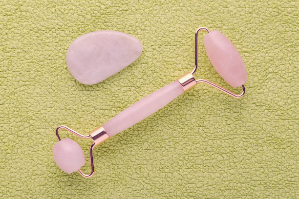 玫瑰石英石面部辊绿和按摩石背景，平铺图片下载