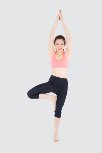 美丽快乐的年轻亚洲女人做瑜伽运动运动休闲和放松孤立在白色的背景，亚洲女孩站着锻炼与伸展肌肉手臂健康和幸福。图片下载
