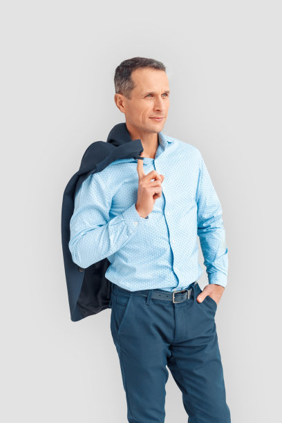 自由泳。成熟的商人站在孤立的白色与西装在肩上摆姿势自信图片下载