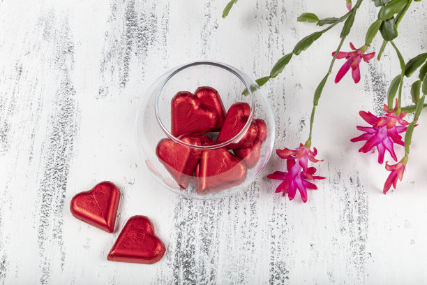 情人节背景：巧克力爱心和红色二月花朵图片下载