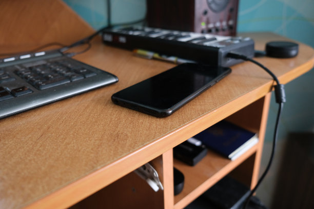 电话在桌子上。手机与电脑图片下载