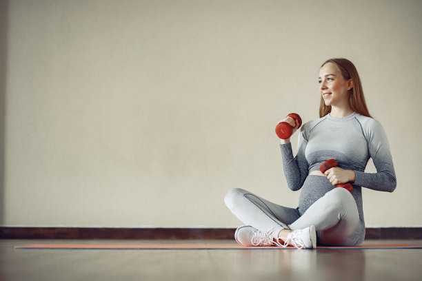 孕妇在健身房训练图片下载