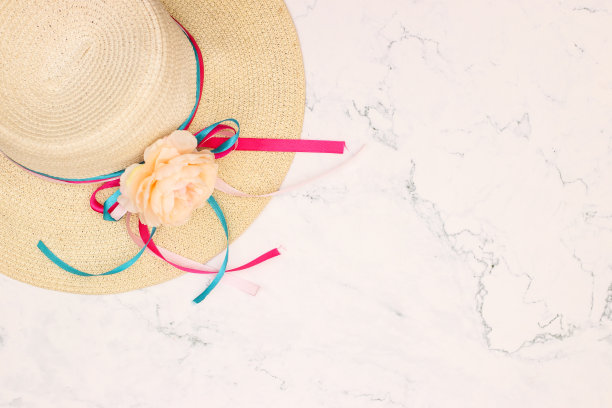 有彩色缎带的妇女帽子。女性时尚和时髦的配件图片下载