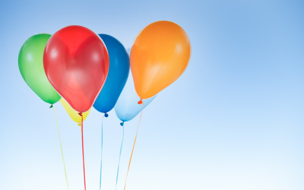 彩色的气球，为生日和庆祝孤立在蓝天图片下载