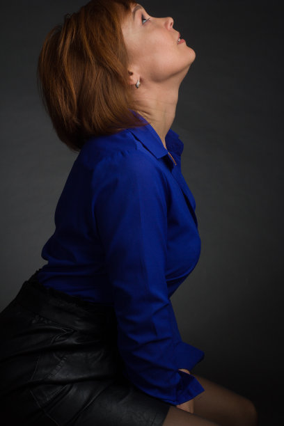 一个有吸引力的女人的工作室肖像在一个黑色的背景与短发图片下载