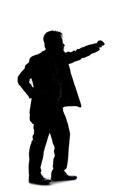 侧面剪影的一个商人打击与拳头图片下载