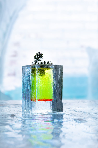 鸡尾酒杯用装满鸡尾酒的冰块制成的玻璃杯图片下载
