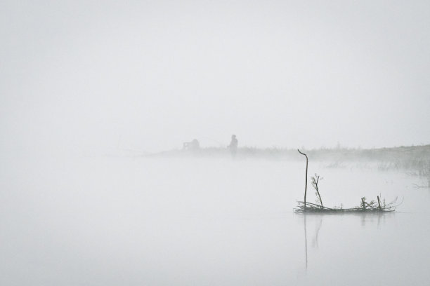 晨雾笼罩着河面和渔民图片下载
