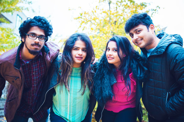 永远的朋友——一群对着镜头微笑的朋友图片下载