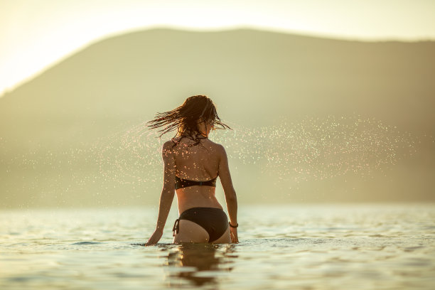 年轻女子在清晨享受大海图片下载