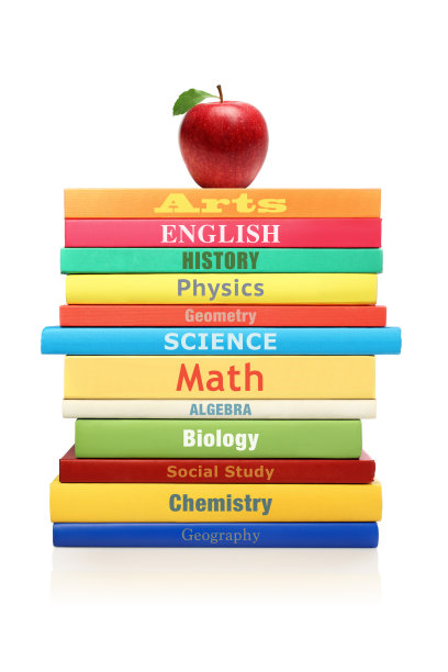 白色背景下的一堆学校科目书上的红苹果图片下载